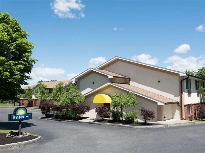 Days Inn By Wyndham Greenfield Dış mekan fotoğraf